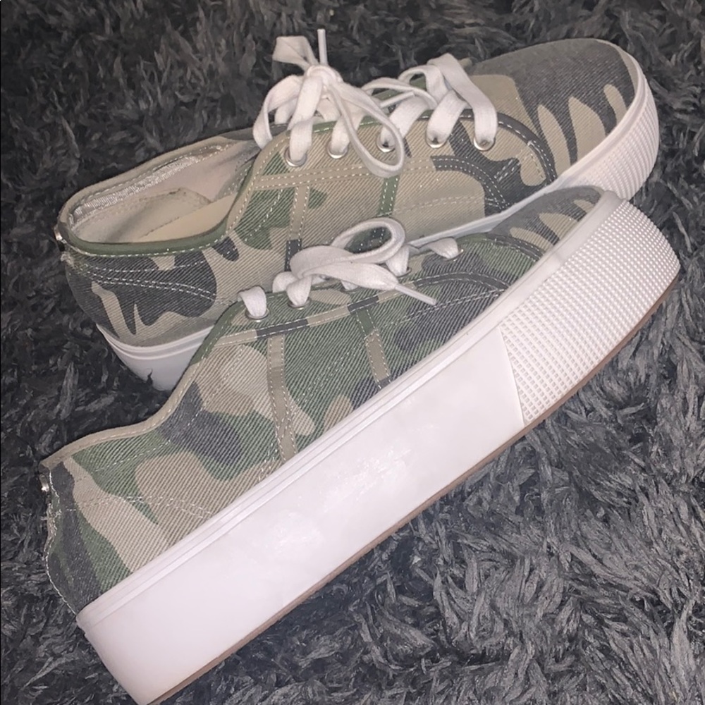 NWOT Steve Madden platform sneaker